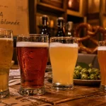 Bière alsacienne artisanale : verres blonde, ambrée, blanche et IPA en winstub