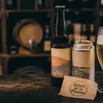 Bière de la plaine brasserie artisanale : verre et canette au comptoir