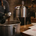 Formation bière artisanale : brassage en brasserie, versement de moût dans une cuve inox