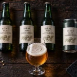 Bi ère artisanale non pasteurisée : bouteilles et verre fraîchement servi