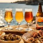 Brasserie artisanale de sabaudia : verres de bière blonde blanche ambrée sur terrasse mer
