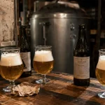 Brasserie artisanale de vauclair : verres et bouteilles en dégustation au comptoir