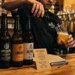 Brasserie artisanale de la rente rouge : vendeur verse bière, horaires à vérifier